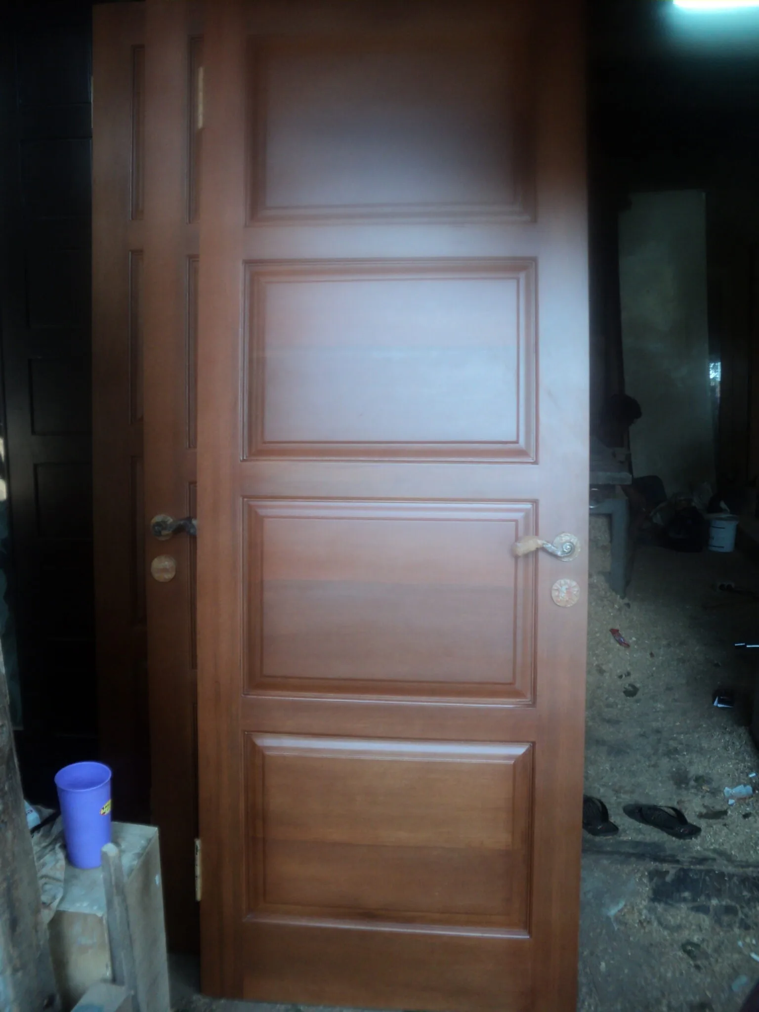 Tim kami merapikan detail kusen