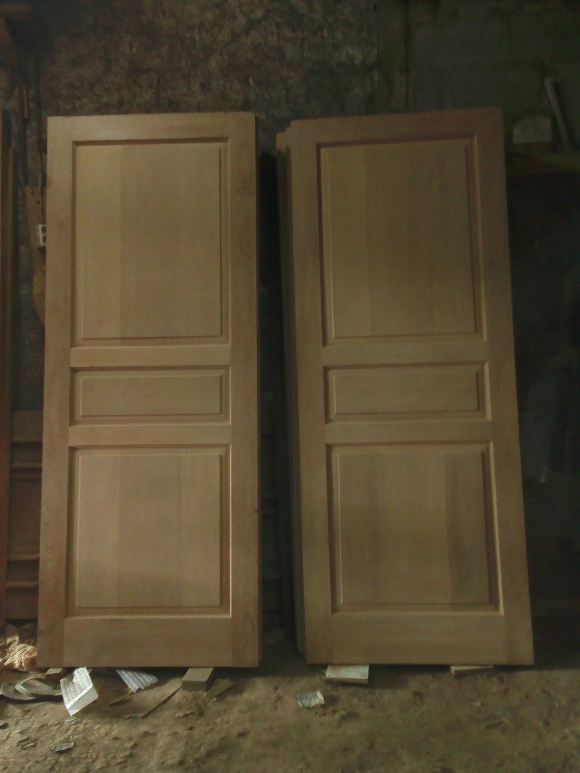 Detail pengecatan pintu kayu